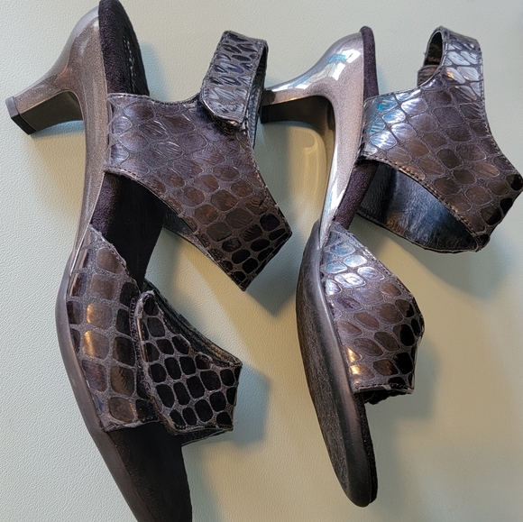 NWOB Helle Comfort Women's Velcro Strap Black  Faux Snake Skin Kitten Heel - 11 - Picture 7 of 9